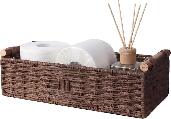 Panier de salle de bain tressé marron avec poignées en bois — Organisateur de papier toilette, panier en osier à placer derrière les toilettes, plateau décoratif bohème marron foncé pour réservoir ou étagère Panier de salle de bain tressé marron avec poignées en bois — Organisateur de papier toilette, panier en osier à placer derrière les toilettes, plateau décoratif bohème marron foncé pour réservoir ou étagère